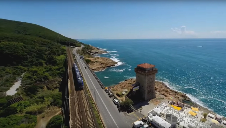 Pociągi z Pesy po raz pierwszy dostarczone drogą morską - na Sardynię - GospodarkaMorska.pl