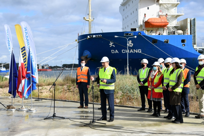 W Świnoujściu trwa rozładunek wielkiego „kreta” - GospodarkaMorska.pl