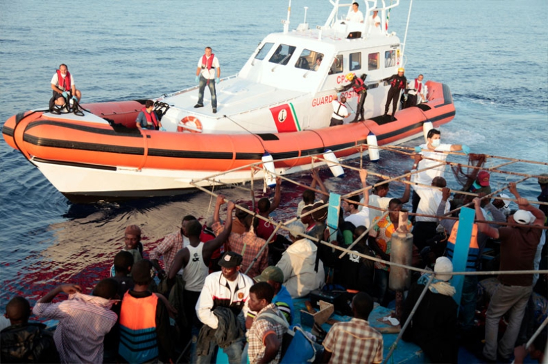 32 łodzie z migrantami przypłynęły w weekend na Lampedusę - GospodarkaMorska.pl