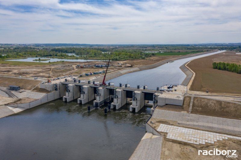 Uruchomienie zbiornika Racibórz obniża poziom wody w Odrze - GospodarkaMorska.pl