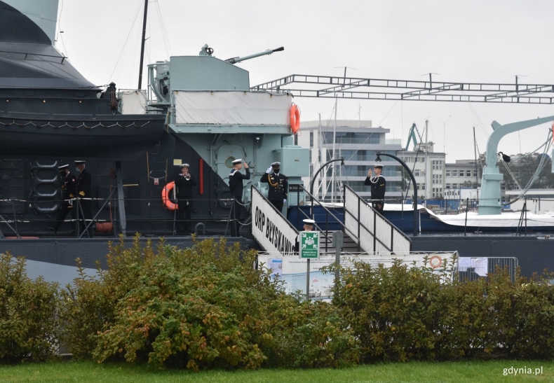 Wierni AK-owskiej przysiędze - medale na ORP „Błyskawica” - GospodarkaMorska.pl