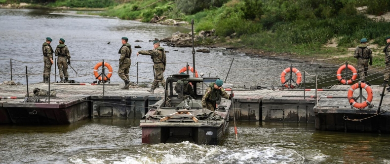 Ruszyły prace przy montażu mostu pontonowego na Wiśle pod rurociąg do Czajki - GospodarkaMorska.pl