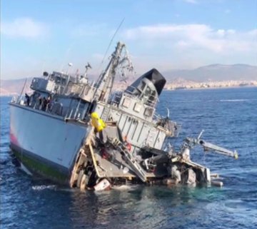 Kontenerowiec Maerska zderzył się z greckim trałowcem u wybrzeży Pireusu [wideo] - GospodarkaMorska.pl