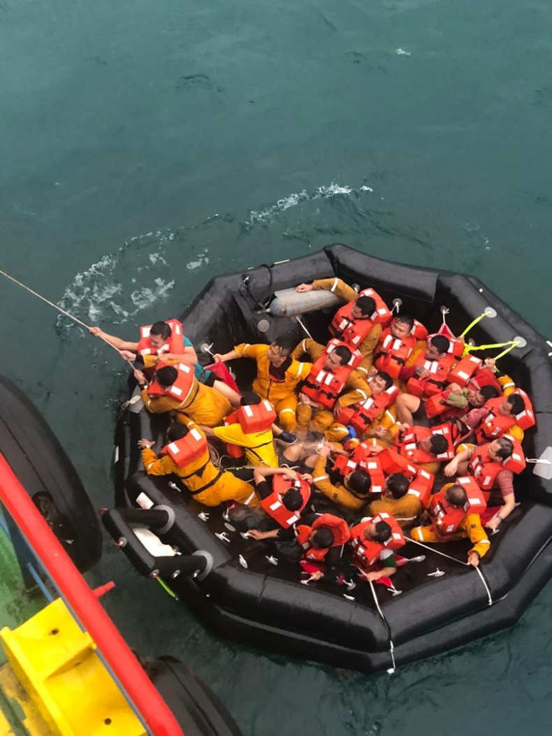 Dwie osoby zginęły, ponad 100 wyskoczyło za burtę po uderzeniu statku morskiego w platformę w Malezji - GospodarkaMorska.pl