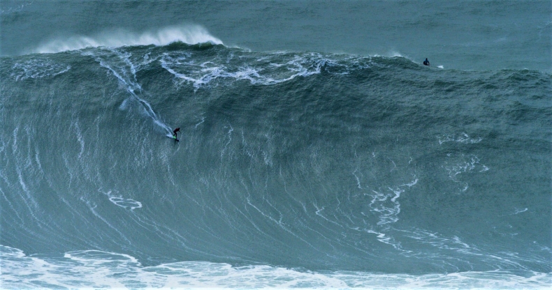 Surferzy stawiają czoła gigantycznym falom w Portugalii - policja rozpędza tłumy gapiów [wideo] - GospodarkaMorska.pl
