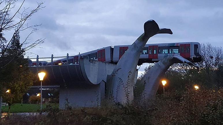 Pociąg metra zawisł nad wodą na rzeźbie w kształcie ogona wieloryba - GospodarkaMorska.pl