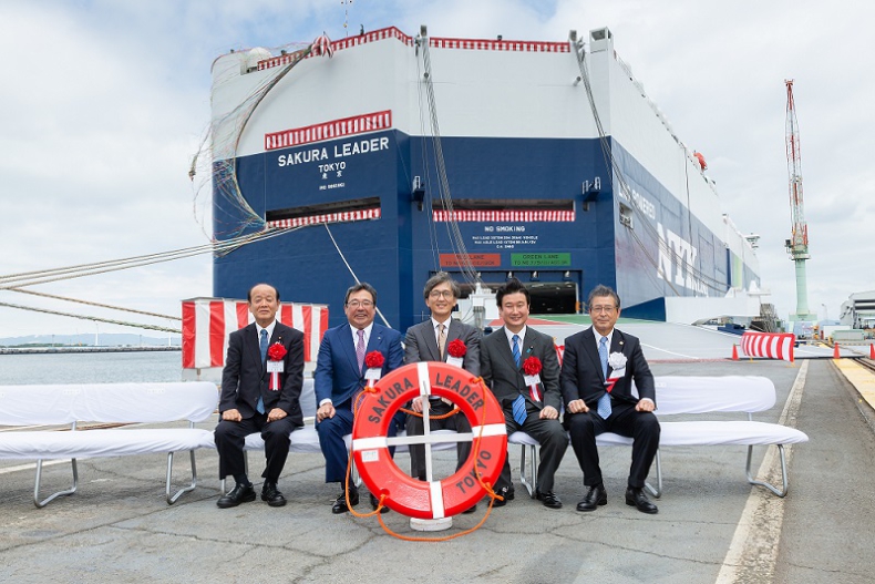 Ochrzczono pierwszy japoński samochodowiec zasilany LNG - GospodarkaMorska.pl