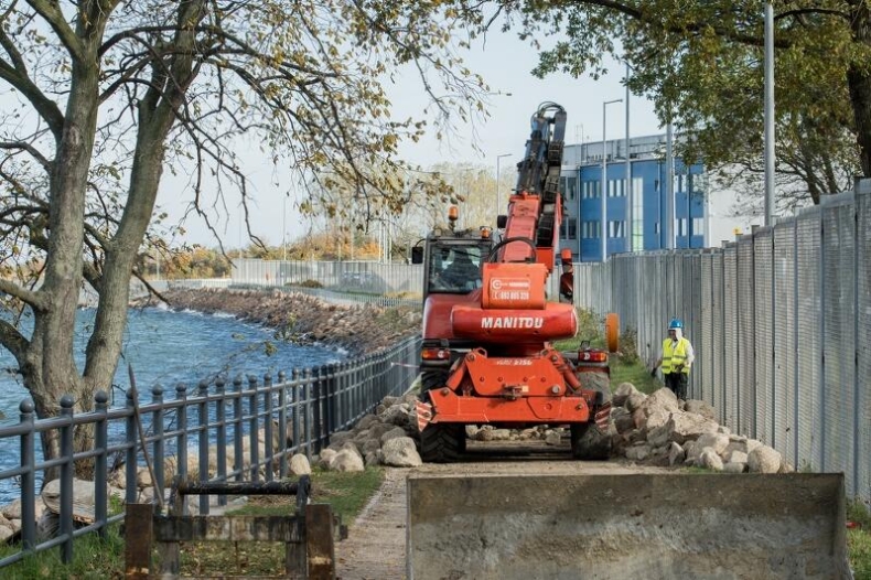 Woda podmyła część nabrzeża w Nowym Porcie - GospodarkaMorska.pl