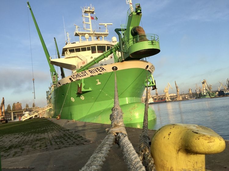 Pierwsze bunkrowanie LNG w porcie Szczecin [foto] - GospodarkaMorska.pl