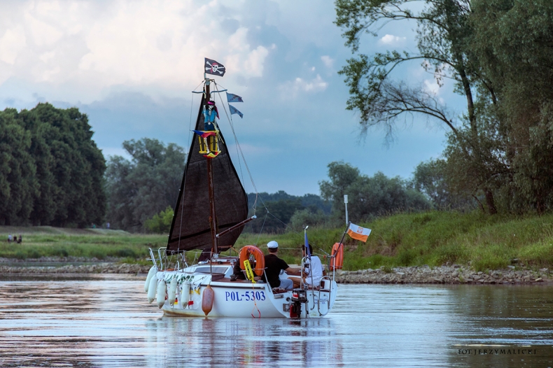 Śluzy Guzianka I i Guzianka II obsłużyły latem rekordową liczbę statków i jachtów - GospodarkaMorska.pl