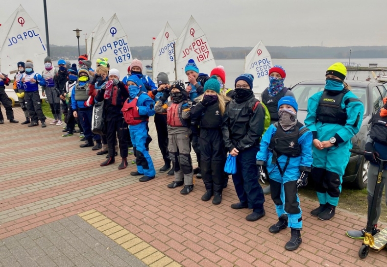 Klasa Optimist trenuje w Charzykowach - GospodarkaMorska.pl