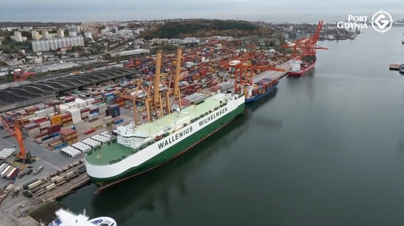 Załadunek sprzętu wojskowego w Porcie Gdynia (wideo) - GospodarkaMorska.pl