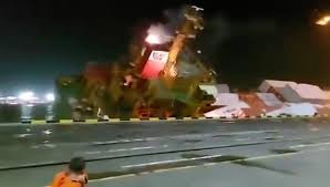 Kontenerowiec wywrócił się w indonezyjskim doku (wideo) - GospodarkaMorska.pl