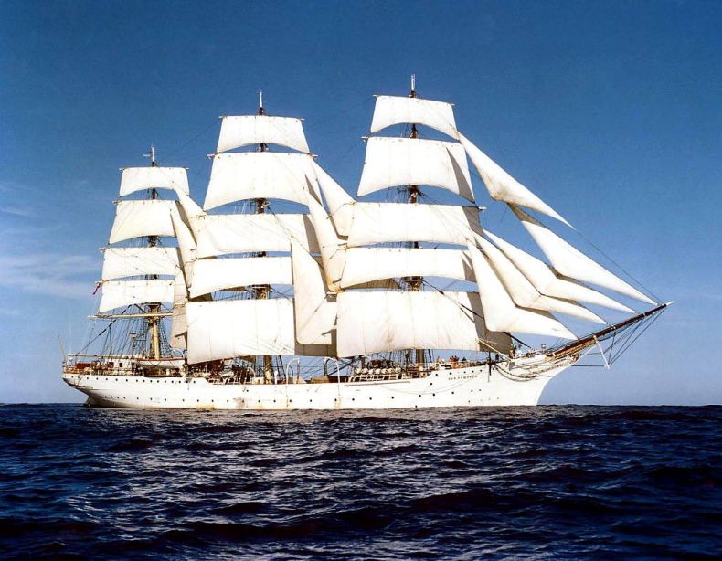 „Dar Pomorza” i Centrum Konserwacji Wraków Statków będą podświetlone na czerwono - GospodarkaMorska.pl