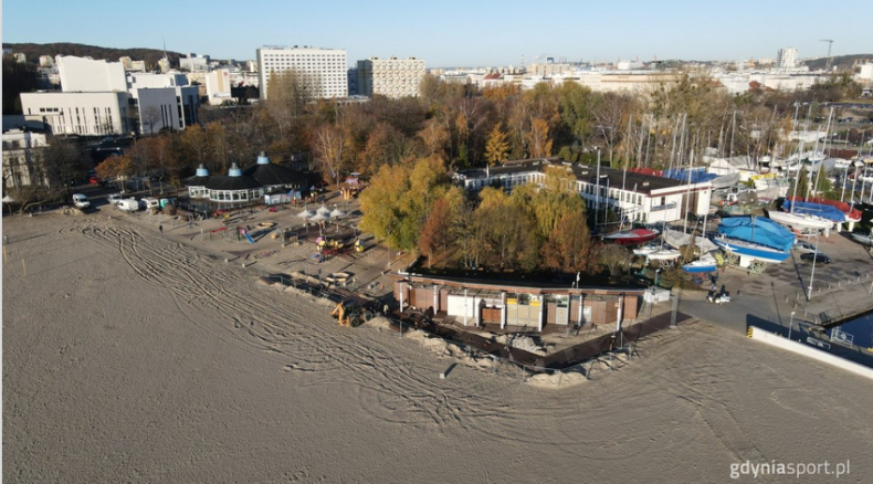 Nowe kładki na plaży w Gdyni na ostatniej prostej - GospodarkaMorska.pl