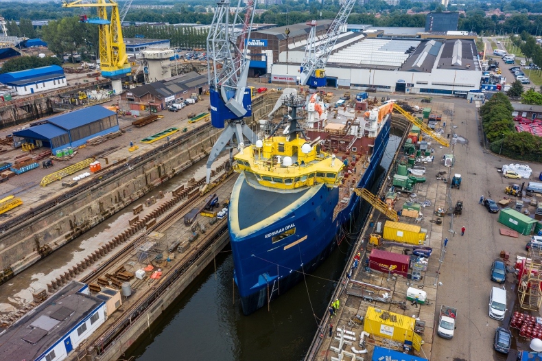 Damen przebudowuje jednostkę PSV w statek do przewozu karmy dla ryb (wideo) - GospodarkaMorska.pl