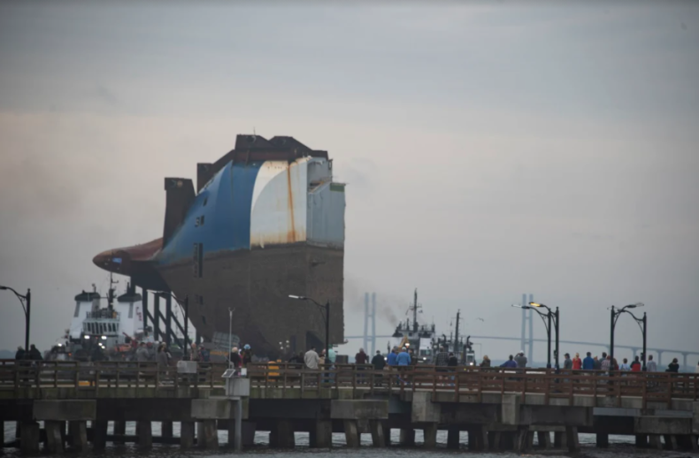 Gigantyczna sekcja Golden Ray pocięta i załadowana na barkę (galeria) - GospodarkaMorska.pl