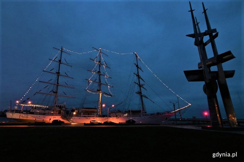 Najwyższa choinka w Trójmieście rozbłysła na Darze Młodzieży  - GospodarkaMorska.pl