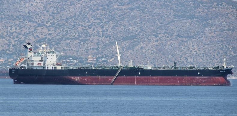 Załoga tankowca uratowała dwie osoby dryfujące na kawałku drewna  - GospodarkaMorska.pl