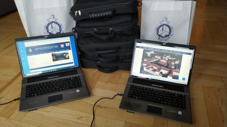 Akademia Marynarki Wojennej pozyskała 26 komputerów dla dzieci do nauki zdalnej - GospodarkaMorska.pl