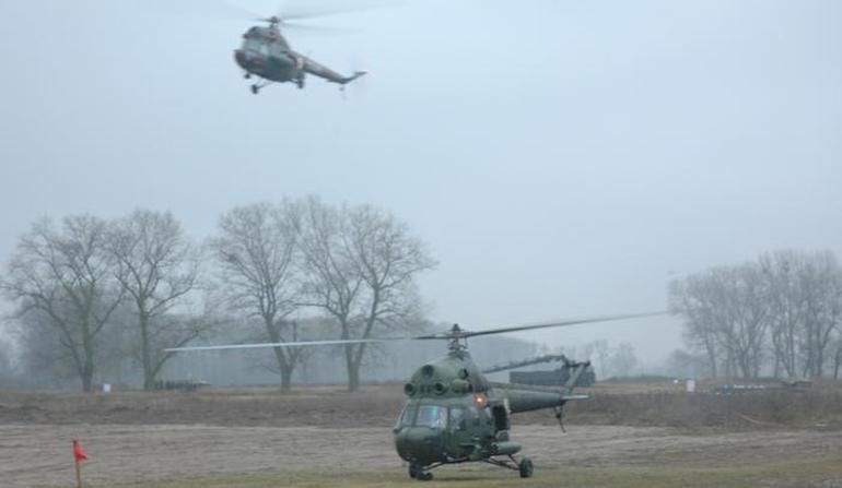Wojska inżynieryjne ćwiczą wysadzanie zatorów lodowych na rzekach z użyciem śmigłowców - GospodarkaMorska.pl