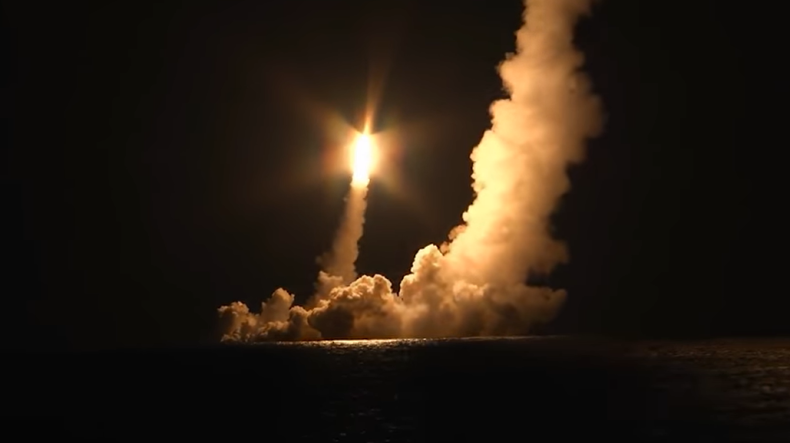 Rosja: udana salwa z czterech rakiet Buława z zanurzonego okrętu podwodnego (wideo) - GospodarkaMorska.pl