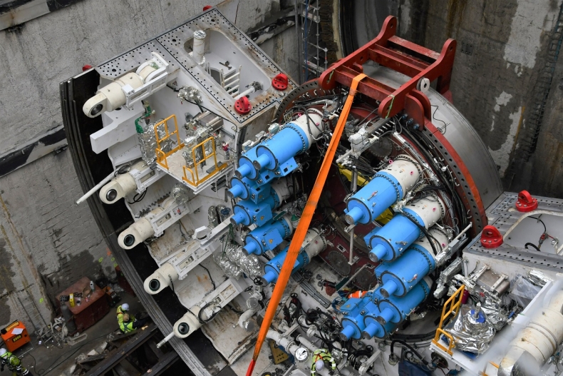 Zamontowano pierwsze elementy maszyny drążącej tunel w Świnoujściu - GospodarkaMorska.pl