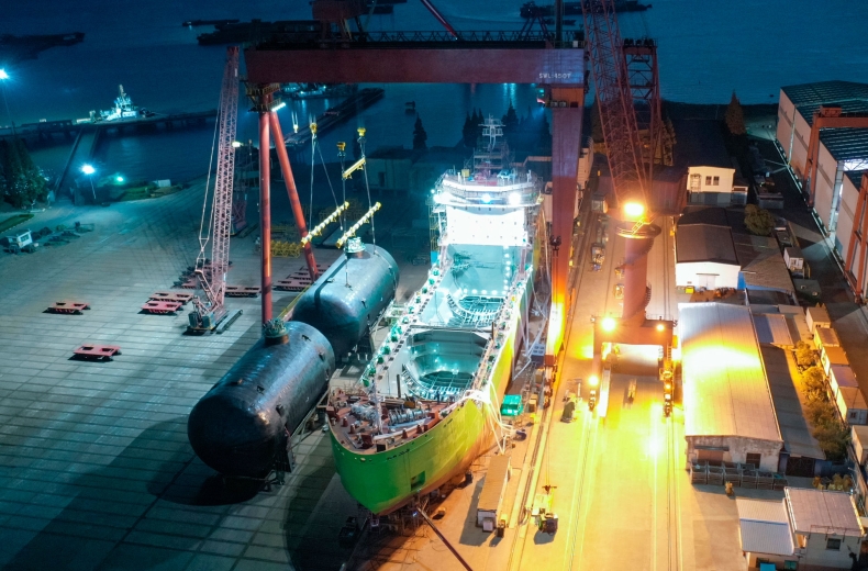 Zainstalowano zbiorniki na pierwszej rosyjskiej bunkierce LNG - GospodarkaMorska.pl