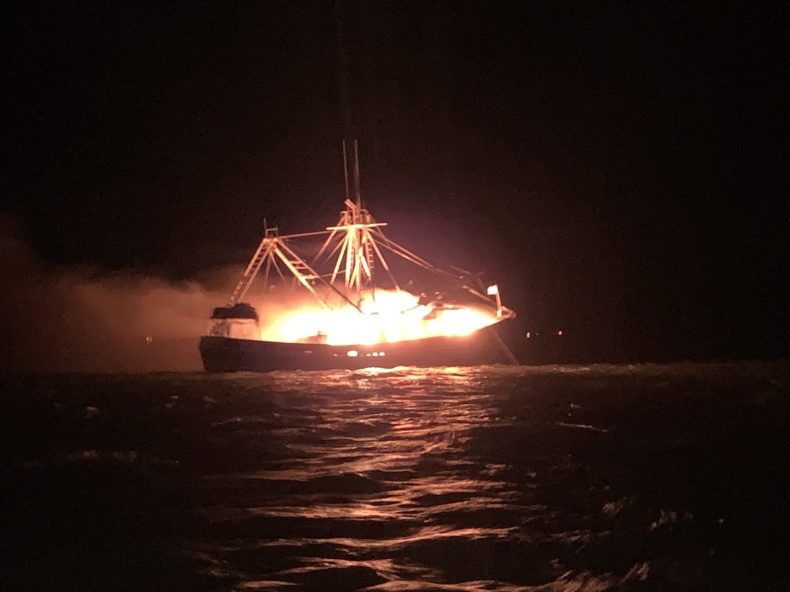 Cztery osoby uratowane z płonącego statku rybackiego u wybrzeży Alabamy - GospodarkaMorska.pl