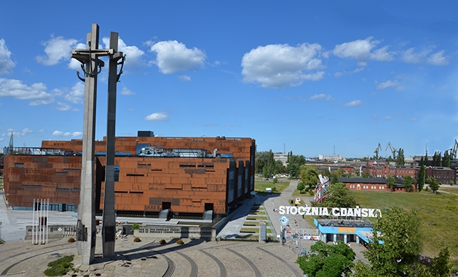 Stoczniowcy oddali hołd ofiarom Grudnia'70 - GospodarkaMorska.pl