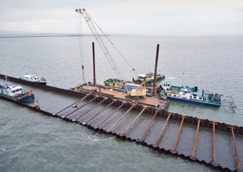 Grudzień na budowie drogi wodnej łączącej Zalew Wiślany z Zatoką Gdańską [foto, wideo] - GospodarkaMorska.pl