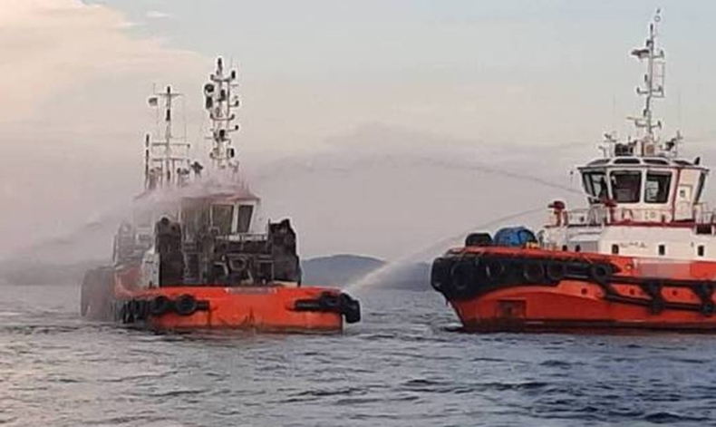 Pożar holownika w Malezji (wideo) - GospodarkaMorska.pl