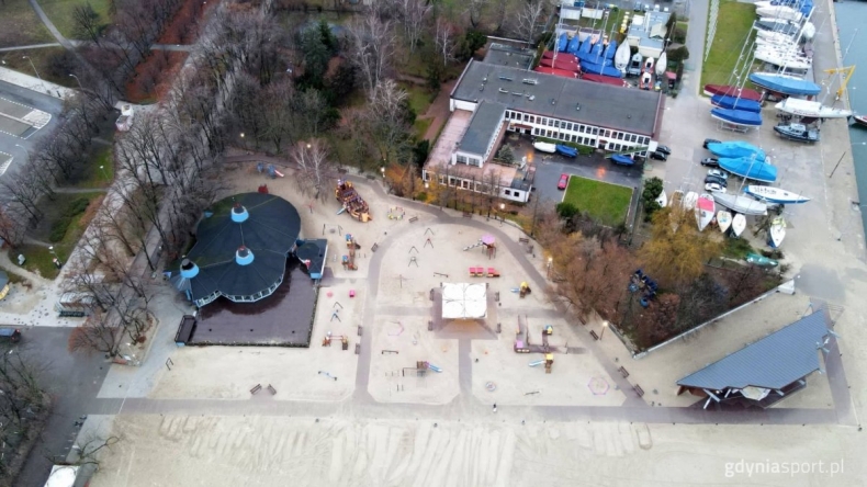 Kładki na Plaży Miejskiej w Gdyni gotowe  - GospodarkaMorska.pl