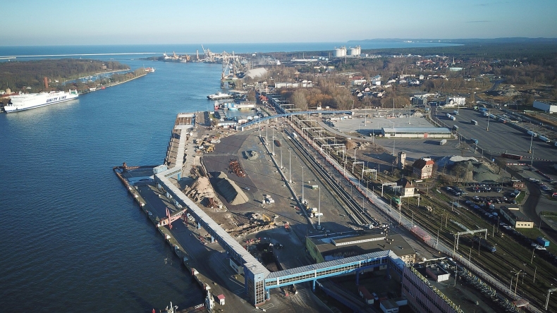 Inwestycja na terminalu promowym w Świnoujściu zmienia go z każdym dniem [wideo] - GospodarkaMorska.pl