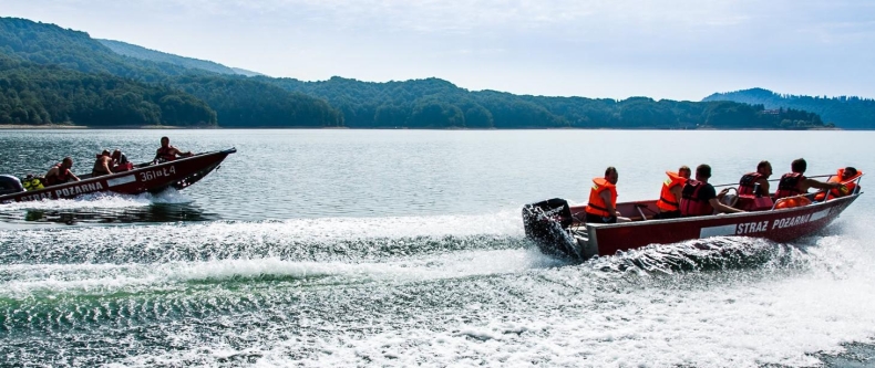 Policjanci popłynęli łodzią po awanturnika - GospodarkaMorska.pl