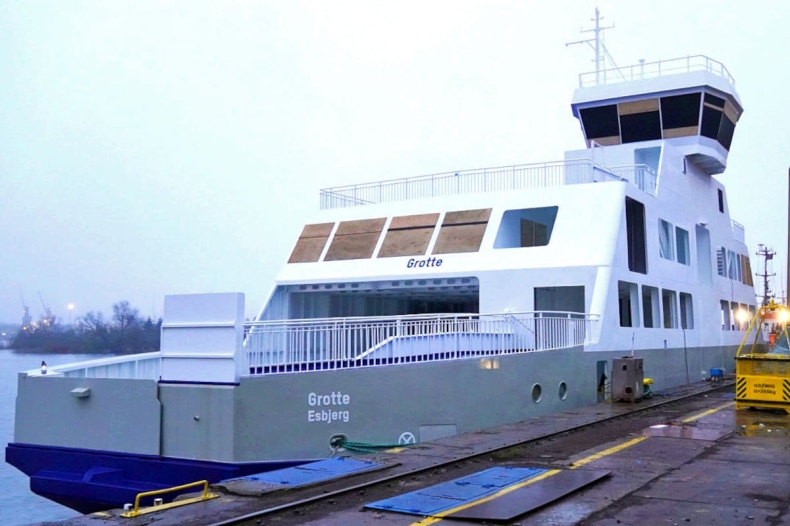 Nowy prom samochodowy ze stoczni Finomar zwodowany  - GospodarkaMorska.pl