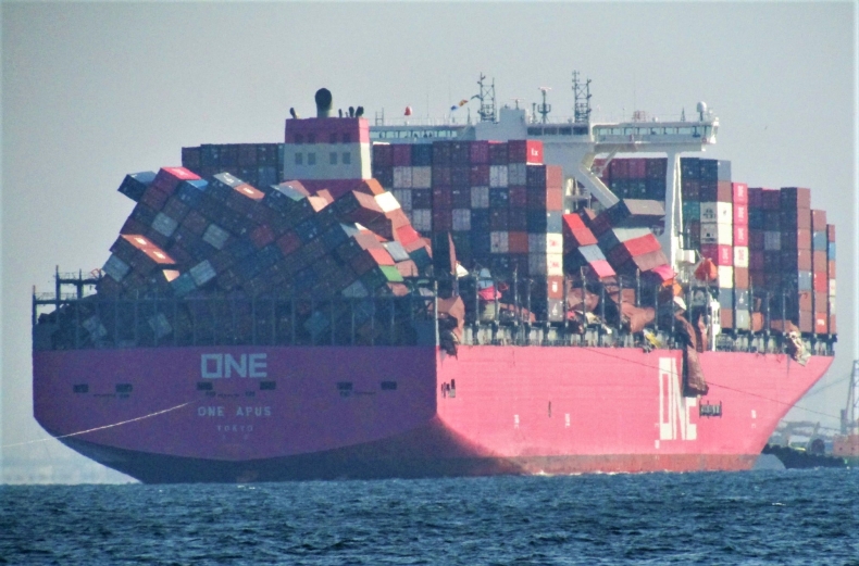 Rozładunek uszkodzonych kontenerów na ONE Apus potrwa jeszcze dłużej - GospodarkaMorska.pl