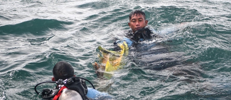 Z morza wydobyto czarną skrzynkę rozbitego Boeinga - GospodarkaMorska.pl