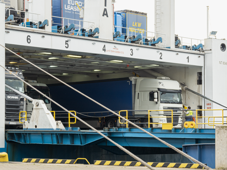 Roboty na Terminalu Promowym w Świnoujściu na półmetku, czas na sprzęt - GospodarkaMorska.pl