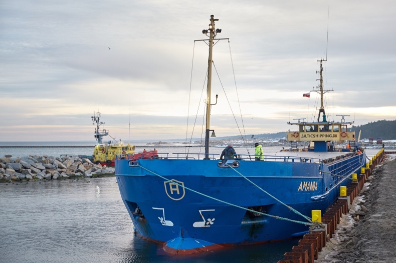 Statek z kamieniem hydrotechnicznym dotarł na Mierzeję (wideo) - GospodarkaMorska.pl