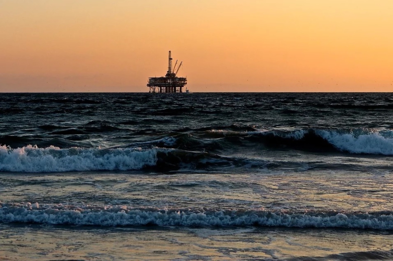 Ropa naftowa w USA wyceniana w pobliżu 52 USD/b - GospodarkaMorska.pl