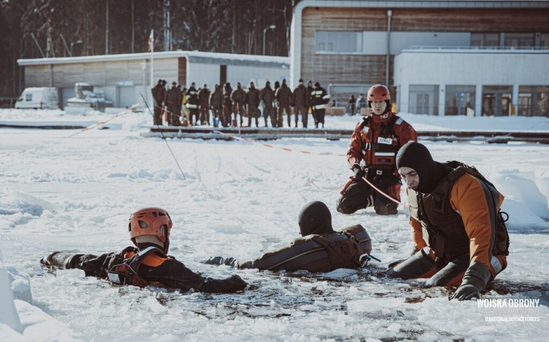 Szkolenie z ratownictwa lodowego pod okiem strażaków - GospodarkaMorska.pl