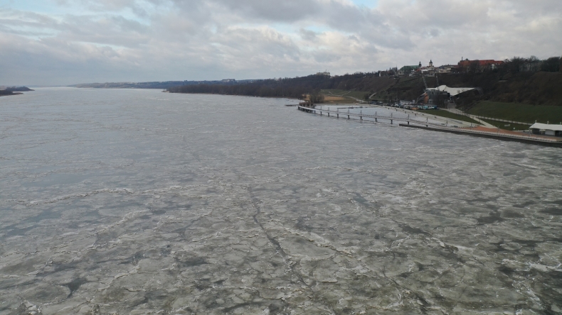 Zator lodowy na Wiśle.  Nie ma warunków do prowadzenia akcji lodołamania - GospodarkaMorska.pl
