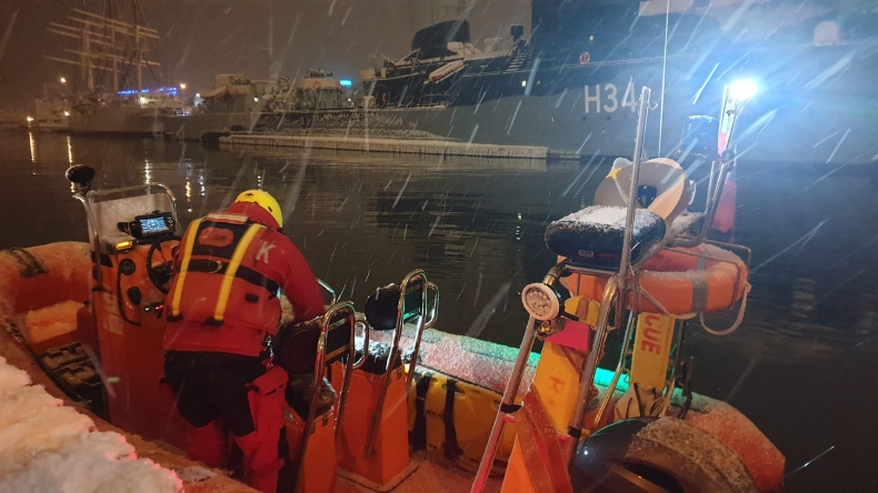 Członek załogi ORP Orkan wypadł za burtę. Trwają poszukiwania  - GospodarkaMorska.pl