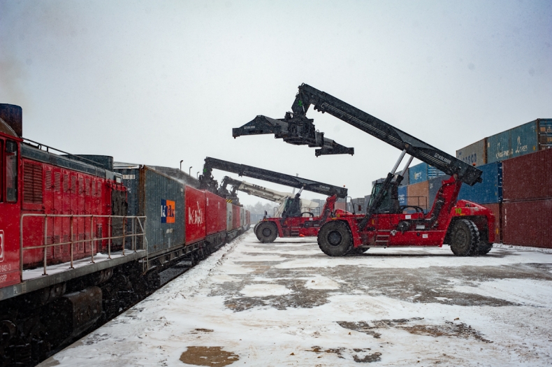 Dedykowany pociąg Maerska z Chin do Polski dla dostaw kluczowego sprzętu medycznego    - GospodarkaMorska.pl