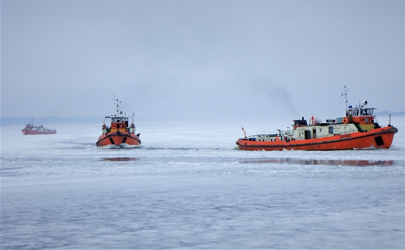 W niedzielę ciąg dalszy akcji lodołamaczy na Wiśle - GospodarkaMorska.pl
