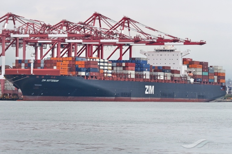 ZIM wyczarteruje kontenerowce napędzane LNG na trasę Azja – USA - GospodarkaMorska.pl