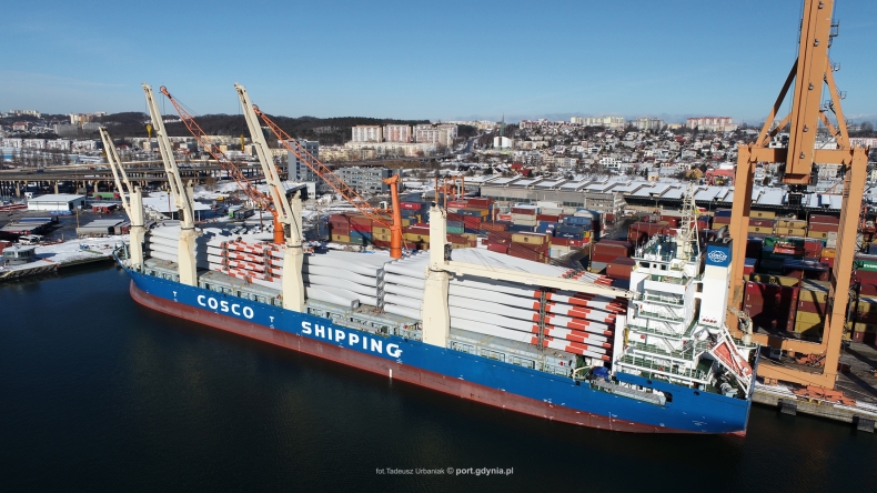 Największa w historii Polski pojedyncza dostawa łopat śmigieł turbin wiatrowych w Porcie Gdynia - GospodarkaMorska.pl