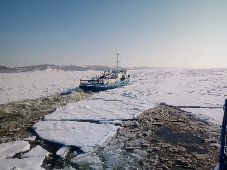 Wisła przekroczyła stan alarmowy w Kępie Polskiej - 8 lodołamaczy w akcji - GospodarkaMorska.pl