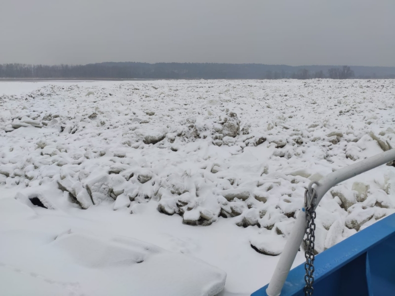 Lodołamacze dotarły do pierwszego dużego zatoru na środkowej Wiśle - w rejonie Woli Brwileńskiej - GospodarkaMorska.pl